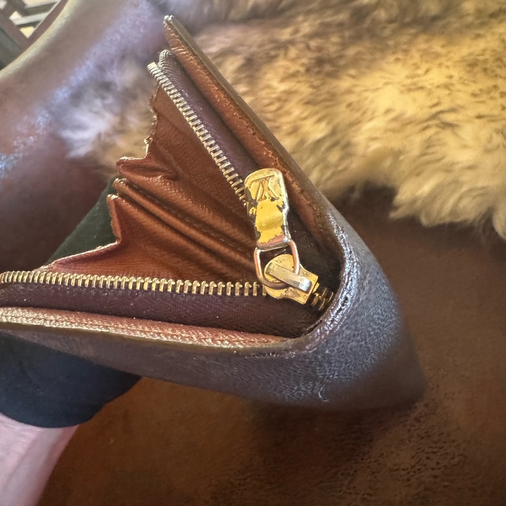 - Louis Vuitton Monogram
Porte Monnaie
Zippy Long Wallet/Preloved - Picture 12 of 16